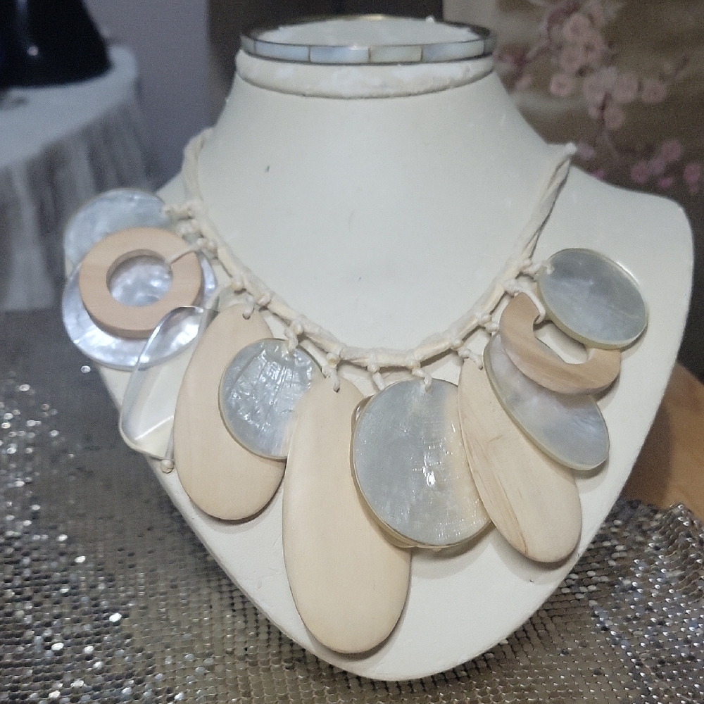 Mother of apearl & Wood Necklace 18"